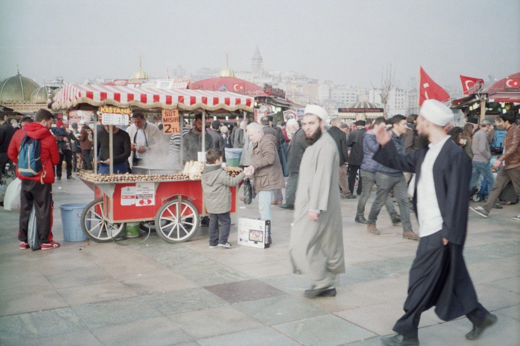 geschäftiges Markttreiben auf vor der Yeni Cami in Eminönü