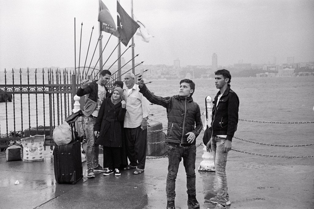 Auf dem Weg zur Fährstation in Üsküdar begegnet man vielen Reisenden und Familien. Die Gelegenheit wird natürlich genutzt, um der Welt zu zeigen, wo man ist.